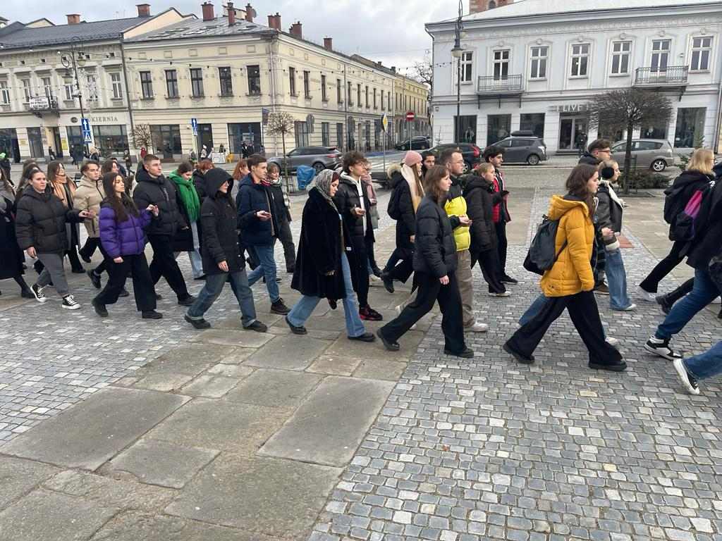 Zdjęcie Rynek - polonez 2024 (12)9c108a0e-6b8e-4f3f-bbf8-65ad115f9e74.jpg w galerii Polonez na sądeckim rynku